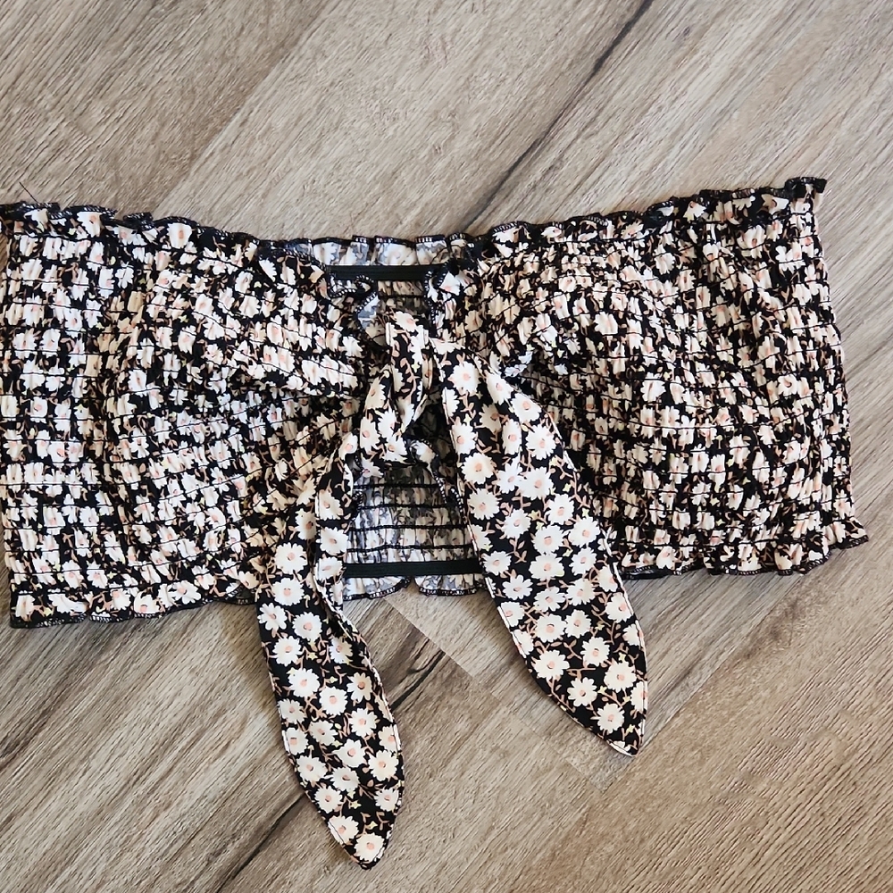 Forever 21 Black and Cream Floral Crop Top